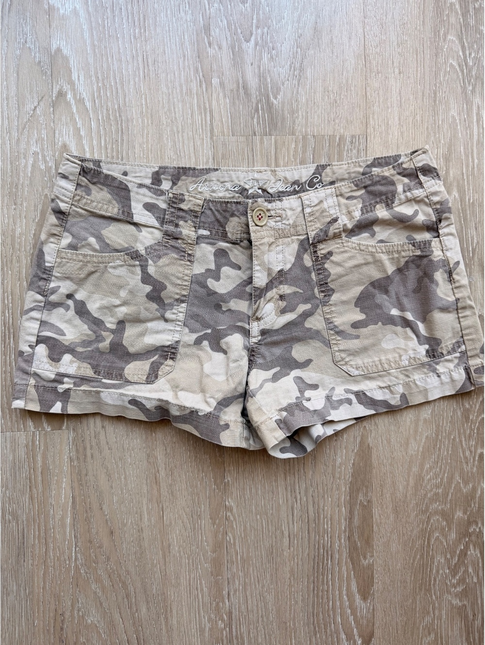 Y2K low-rise camo Arizona Jean Co. Women's Cotton Shorts Size 3